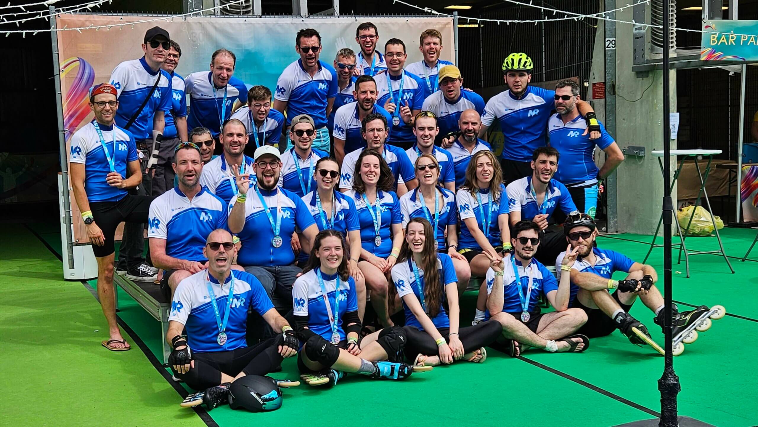 Les 32 membres des équipes de Nantes-Roller sur le podium des 24H du Mans Roller sur le circuit Bugatti.